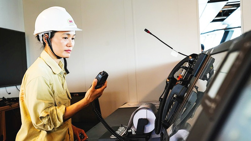 “Không chỉ cần sức bền, nghề này còn đòi hỏi sự chính xác đến tuyệt đối và kiến thức công nghệ luôn được cập nhật thường xuyên”, chị Phạm Thu Hằng chia sẻ.