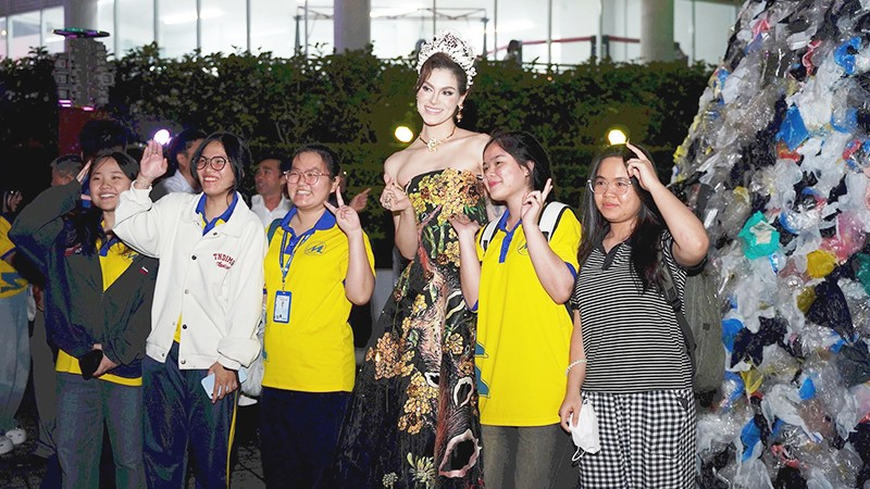 Bạn trẻ hào hứng tham gia Lễ hội "Hoa và rác" 2026. Ảnh: MINH KHÔI