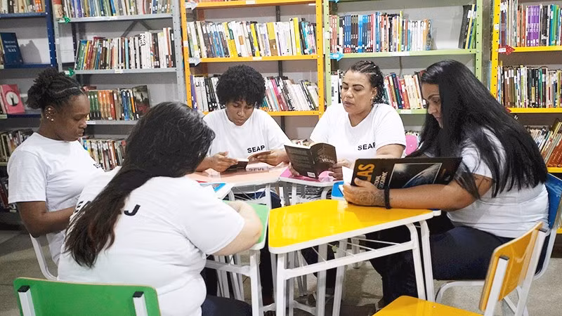 Các nữ phạm nhân đọc sách tại Nhà tù Djanira Dolores de Oliveira. Ảnh: AP