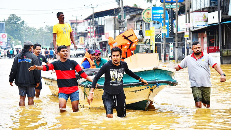 Bão Ditwah gây lũ lụt trên diện rộng tại Sri Lanka. Ảnh: NEWS NATION