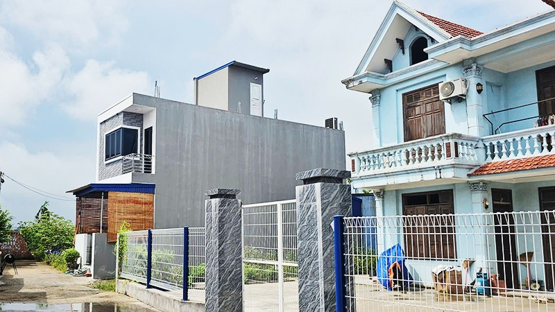 Ngôi nhà hai tầng khang trang (bên trái) xây "nhầm" trên đất hàng xóm tại xã Thiên Hương, TP Hải Phòng.