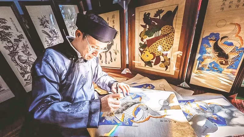 Gia đình Nghệ nhân Ưu tú Nguyễn Hữu Quả là một trong ba gia đình còn duy trì làm tranh dân gian Đông Hồ.