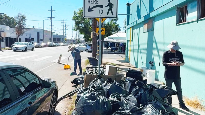 Một buổi dọn rác trong chiến dịch Clean LA With Me. Ảnh: THE WASHINGTON POST