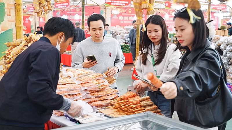 Tiêu dùng nội địa tiếp tục là điểm sáng với mức tăng 8,45%. Ảnh: BẮC SƠN