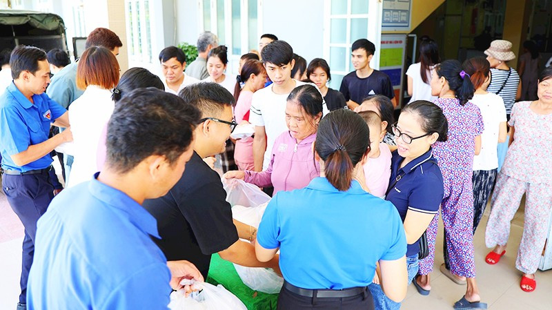 "Bữa cơm yêu thương" đã trở thành hoạt động quen thuộc của nhiều bệnh nhân, người nhà bệnh nhân.