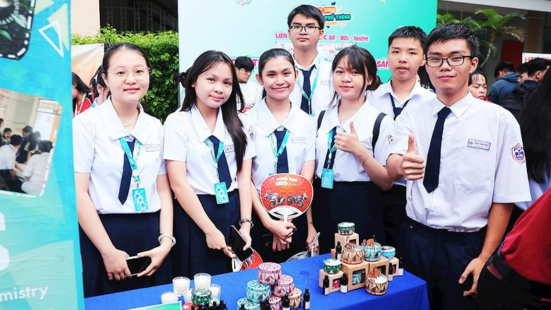 Học sinh tham gia ngày hội.