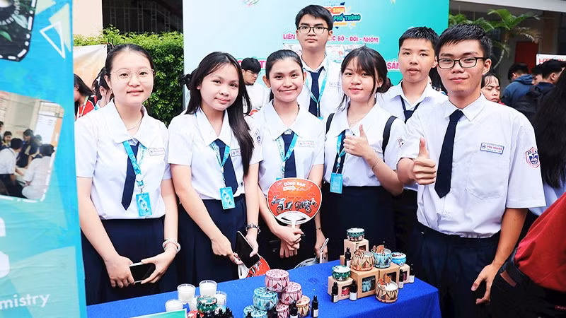 Học sinh tham gia ngày hội.