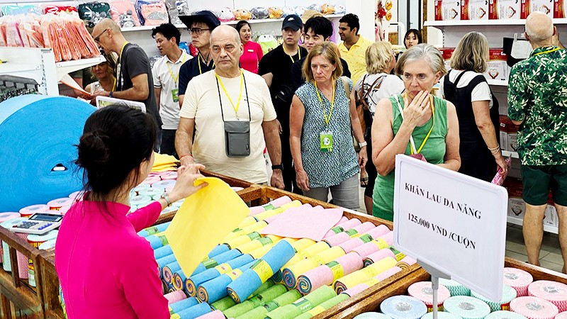 Trong 11 tháng năm nay, Việt Nam đã đón hơn 19,1 triệu lượt khách quốc tế. Ảnh: NAM NGUYỄN