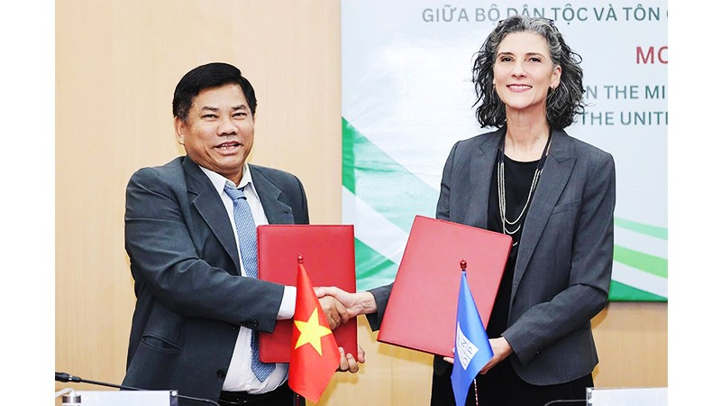 Đại diện Bộ Dân tộc và Tôn giáo và UNDP trao Bản ghi nhớ. Ảnh: LINH LÊ