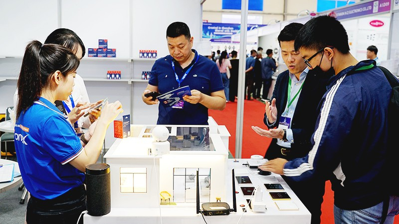 Sản phẩm thiết bị điện thông minh của doanh nghiệp Việt được giới thiệu tại triển lãm công nghệ. Ảnh: BẮC SƠN