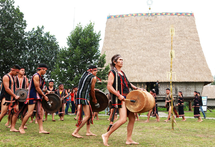 Đồng bào Ba Na trình diễn cồng chiêng.
