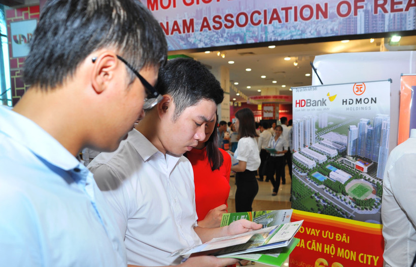 Nhiều ngân hàng tạm dừng các gói vay mua nhà đối với các bạn trẻ. Ảnh: NAM ANH