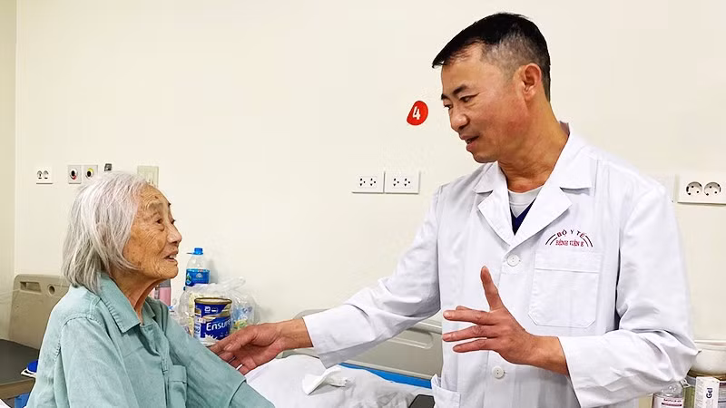 ThS, bác sĩ CKII Kiều Quốc Hiền, Trưởng Khoa A9 (Bệnh viện E) thăm hỏi, hướng dẫn bệnh nhân cao tuổi phục hồi sau mổ. 