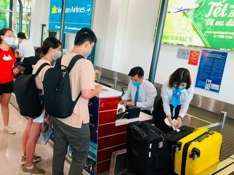 Các loại hành lý xách tay và ký gửi đều được kiểm tra kỹ, nếu quá tiêu chuẩn sẽ phải nộp phí.