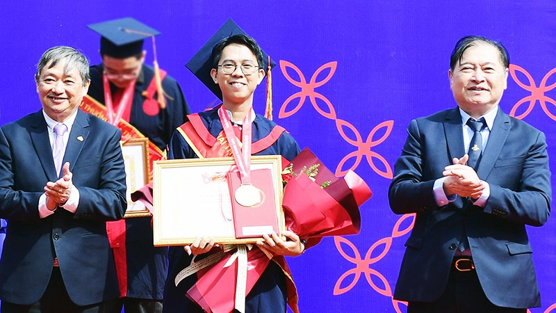 Đặng Duy Khoa tại lễ trao giải Loa Thành cho đồ án có tên “Bảo tàng Di sản Cố đô Huế”. Ảnh: NVCC