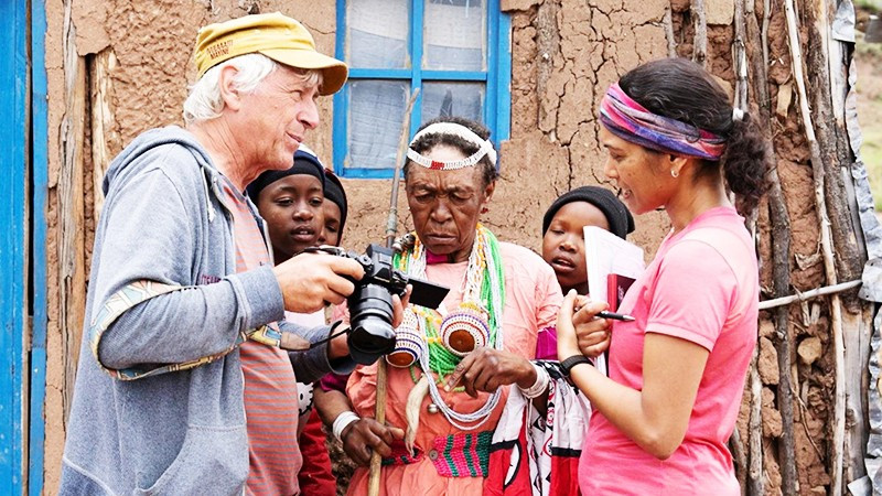 Các nhà ngôn ngữ học thảo luận về việc thu âm tiếng siPhuthi làm tư liệu. Ảnh: THE GUARDIAN