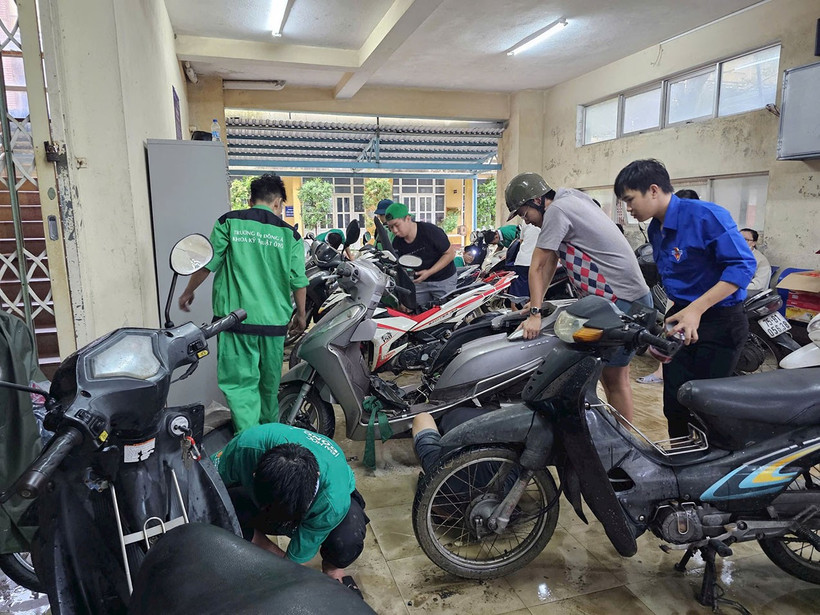 Đã có hàng nghìn chiếc xe ngâm nước được các đội tình nguyện hỗ trợ sửa chữa giúp người dân.