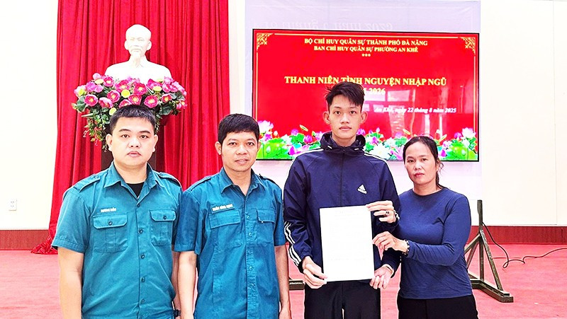 Ban Chỉ huy Quân sự phường An Khê tiếp nhận đơn tình nguyện nhập ngũ năm 2026 của thanh niên ưu tú.