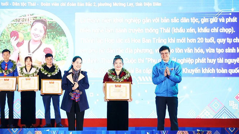 Lò Chúc Chi nhận bằng khen của Trung ương Đoàn TNCS Hồ Chí Minh về khởi nghiệp năm 2025.