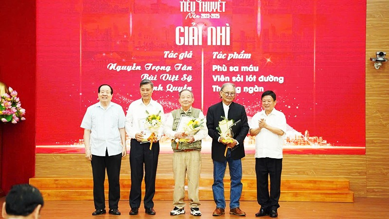 Trao Giải nhì cho các tác giả trong cuộc thi tiểu thuyết của Thời báo Văn học Nghệ thuật.