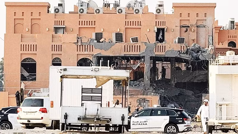 Tòa nhà tại Doha bị hư hại nặng sau cuộc không kích của Israel. Ảnh: AP