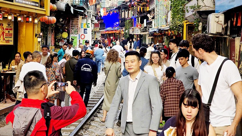 Cà-phê đường tàu đã là nơi quen thuộc với nhiều du khách nước ngoài khi đến Hà Nội. Ảnh: HẢI ANH