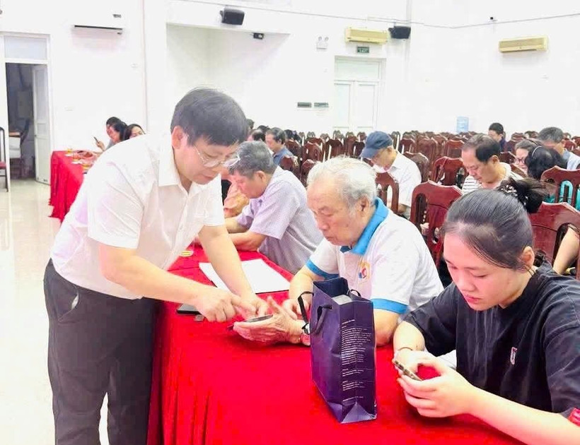 Hướng dẫn tri thức, kỹ năng số cho người cao tuổi.