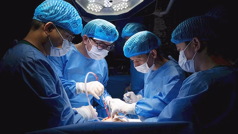 Các bác sĩ CLB Nhân đạo Sala khám, phẫu thuật, hướng dẫn chuyên môn tại Trung tâm y tế khu vực Chiêm Hóa, tỉnh Tuyên Quang.