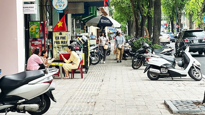 Cùng một tuyến phố ở trung tâm TP Hồ Chí Minh nhưng nơi thì có lối cho người đi bộ, nơi lại không.