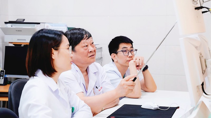 Bác sĩ Nguyễn Viết Tiến hướng dẫn chuyên môn các đồng nghiệp trẻ tại Bệnh viện Phụ sản Thiện An.