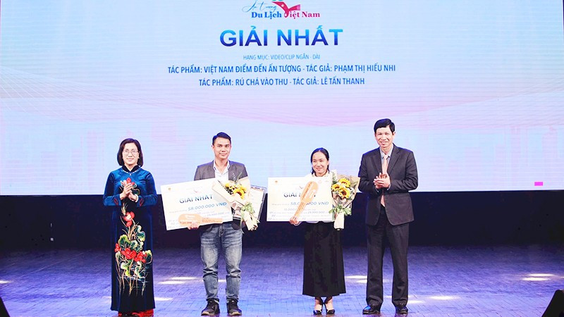 Ban Tổ chức trao Giải nhất cho tác giả Lê Tấn Thanh (thứ 2 từ trái sang) và tác giả khác.