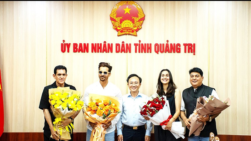 Lãnh đạo tỉnh Quảng Trị tặng hoa đoàn làm phim “Silla”.