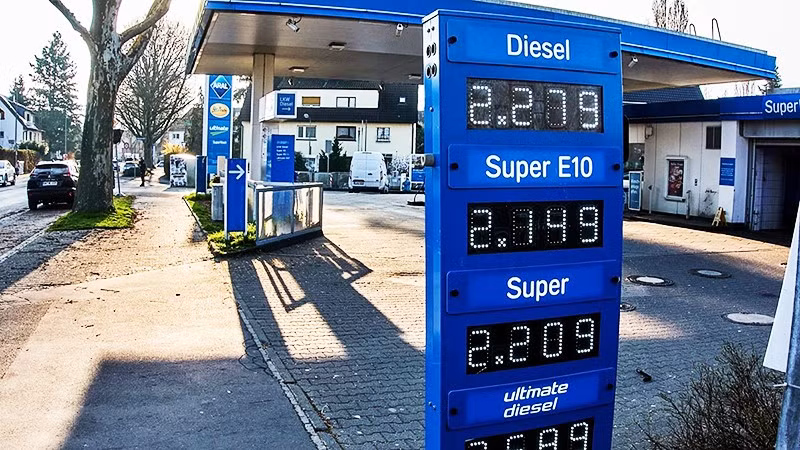 Giá dầu diesel niêm yết tại một cửa hàng xăng dầu ở Slovakia. Ảnh: EURONEWS