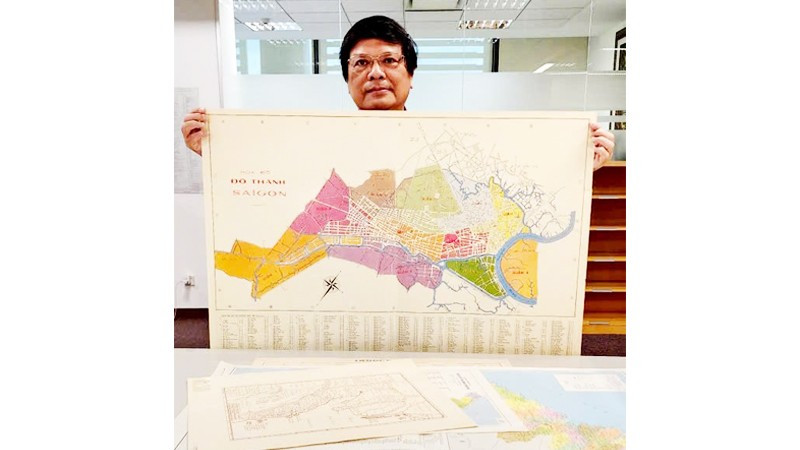 Ông Trần Hữu Phúc Tiến tiếp cận tư liệu, bản đồ Việt Nam tại Viện nghiên cứu Đông Nam Á Singapore. 