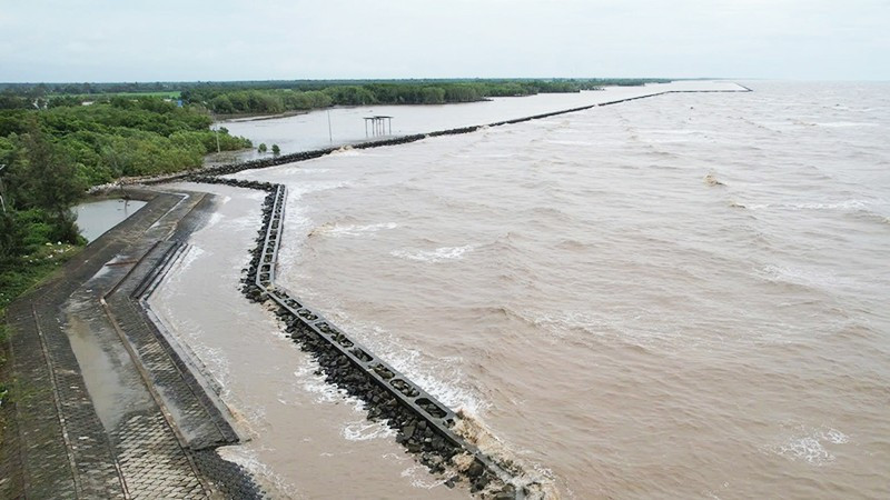 Công trình kè chắn sóng chống sạt lở ở Hòn Đá Bạc (Cà Mau).