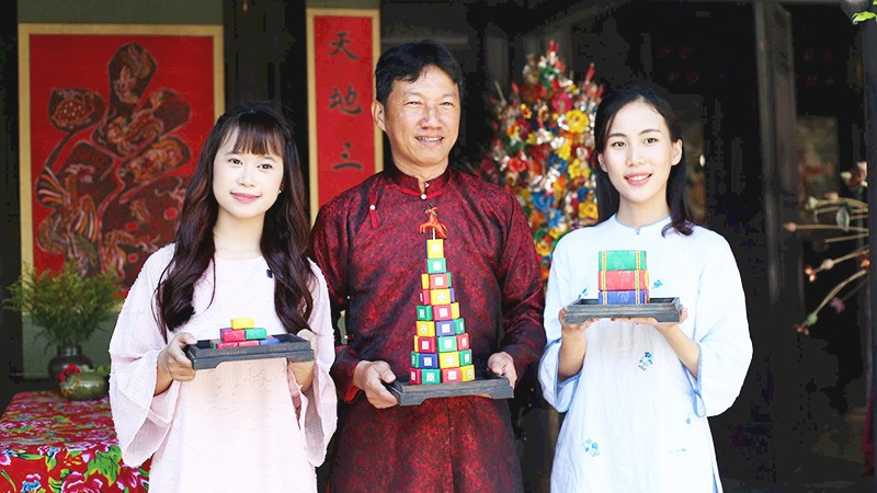 Anh Trần Thanh Quang (đứng giữa) lưu giữ nét tinh hoa ẩm thực Huế.