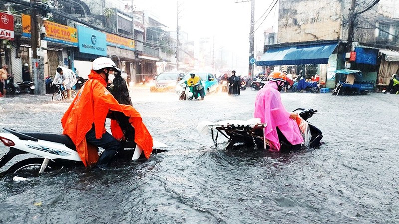 Nhiều tuyến đường ở TP Hồ Chí Minh chỉ cần mưa là ngập.