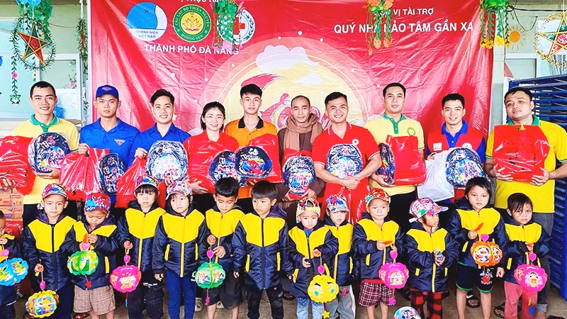 Học sinh điểm trường Tắk Pổ (xã Nam Trà My) vui Trung thu trong chương trình “Trăng yêu thương”.