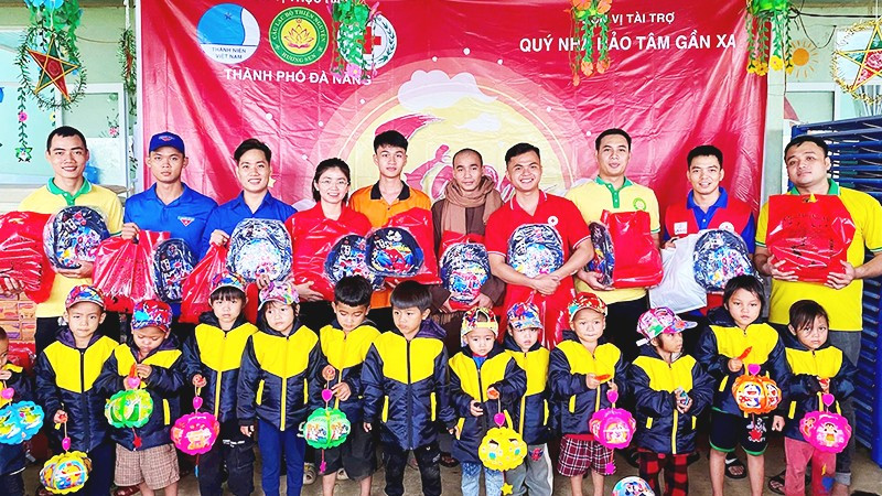 Học sinh điểm trường Tắk Pổ (xã Nam Trà My) vui Trung thu trong chương trình “Trăng yêu thương”.