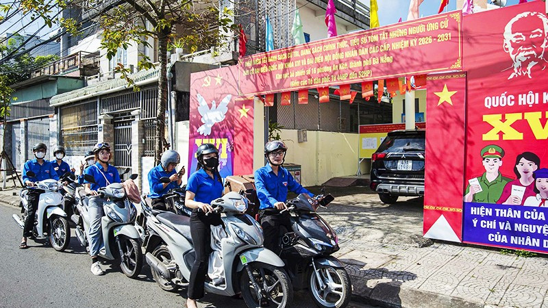 Đoàn viên, thanh niên phường An Khê tuyên truyền lưu động trên các tuyến đường, kiệt, hẻm nhỏ.