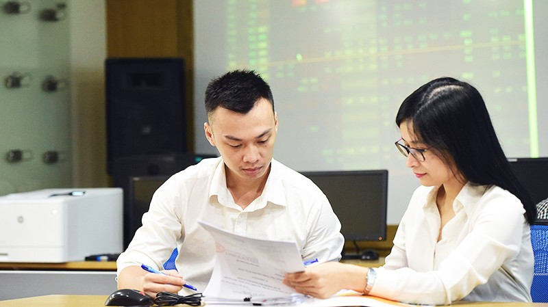Khách hàng giao dịch tại Công ty CP Chứng khoán Sài Gòn - Hà Nội (SHS). Ảnh: ĐĂNG ANH