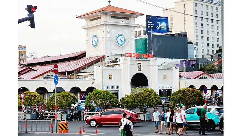 Du khách tham quan các tuyến phố tại Thành phố Hồ Chí Minh. Ảnh: NAM HẢI