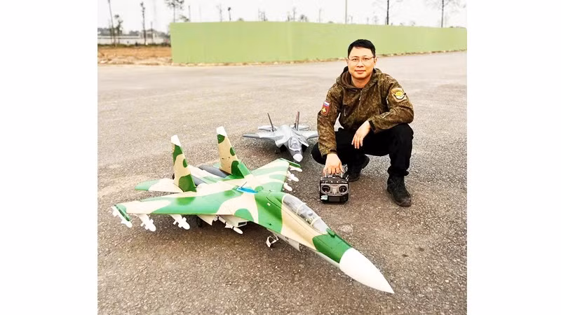 Anh Vũ Long Giang bên mô hình máy bay RC tự thiết kế và sản xuất.