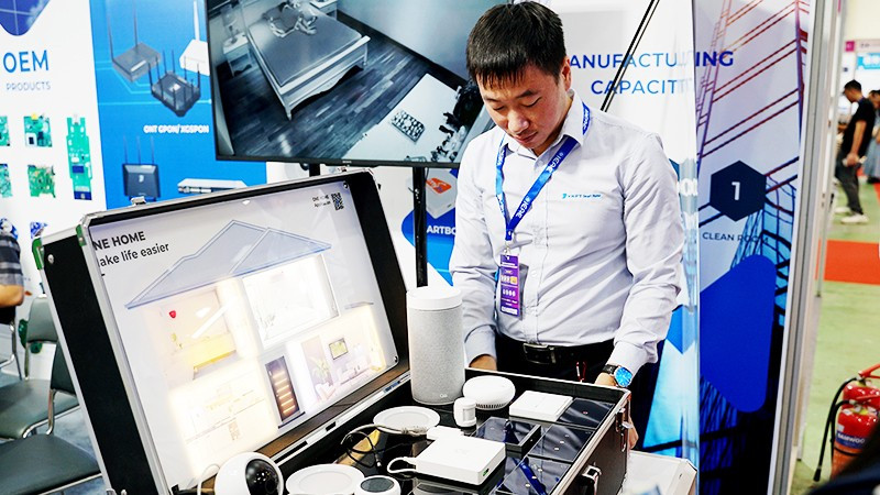 Sản phẩm thiết bị điện thông minh của VNPT Technology được giới thiệu tại triển lãm hàng công nghệ. Ảnh: NAM ANH