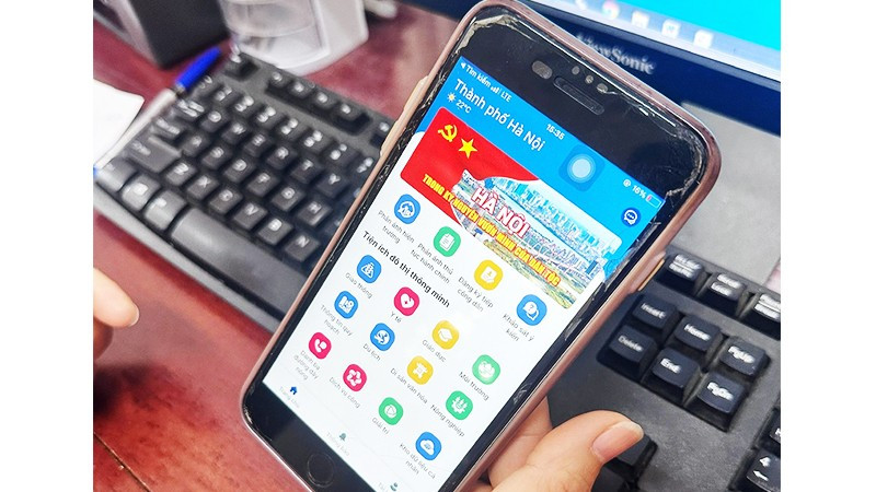 Trên ứng dụng iHanoi, vào ô “Dịch vụ công”, chọn “Hỗ trợ khai thuế hộ kinh doanh” để được hỗ trợ.