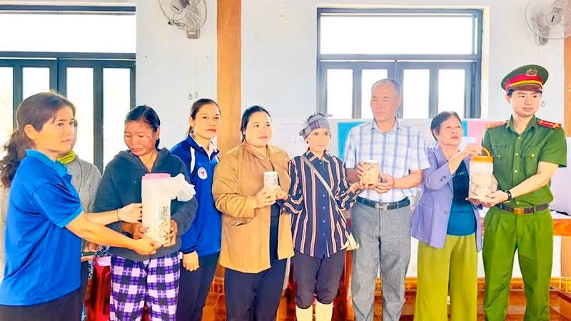 Người dân chủ động giao nộp cá ủ chua không bảo đảm vệ sinh cho chính quyền.