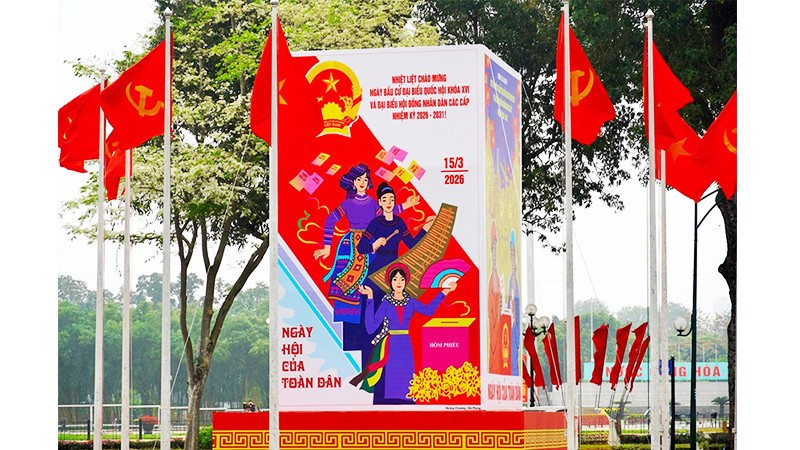 Đường phố Hà Nội trang hoàng rực rỡ chào mừng ngày bầu cử đại biểu Quốc hội và HĐND các cấp.