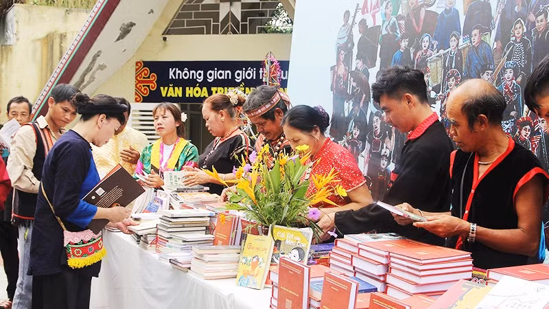Nâng cao tính phục vụ để đưa sách truyện đến với đồng bào các dân tộc vẫn là một cách làm cần đầu tư nhiều hơn. Ảnh: HOÀNG HOA