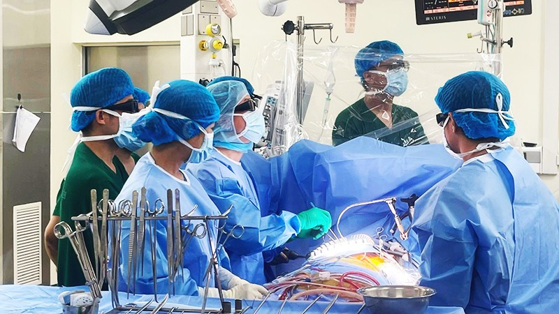 Ngành y tế đã làm chủ được nhiều kỹ thuật chuyên môn hiện đại để nâng cao hiệu quả chăm sóc sức khỏe nhân dân. (Trong ảnh: Ca mổ tim tại Bệnh viện Tim Hà Nội) 