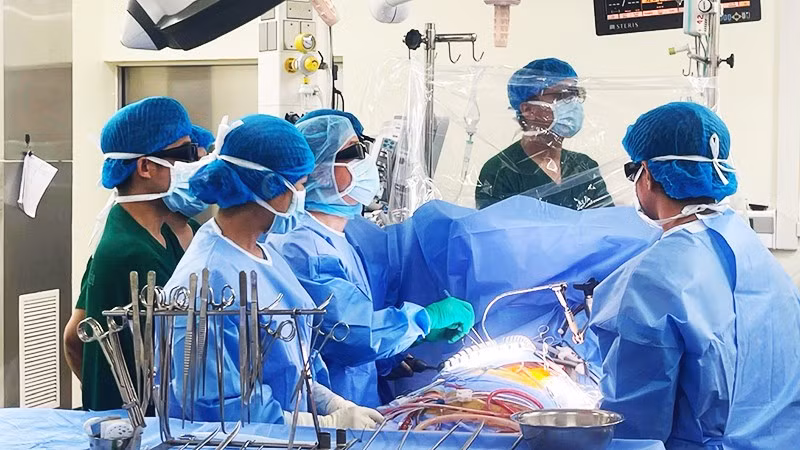 Ngành y tế đã làm chủ được nhiều kỹ thuật chuyên môn hiện đại để nâng cao hiệu quả chăm sóc sức khỏe nhân dân. (Trong ảnh: Ca mổ tim tại Bệnh viện Tim Hà Nội) 